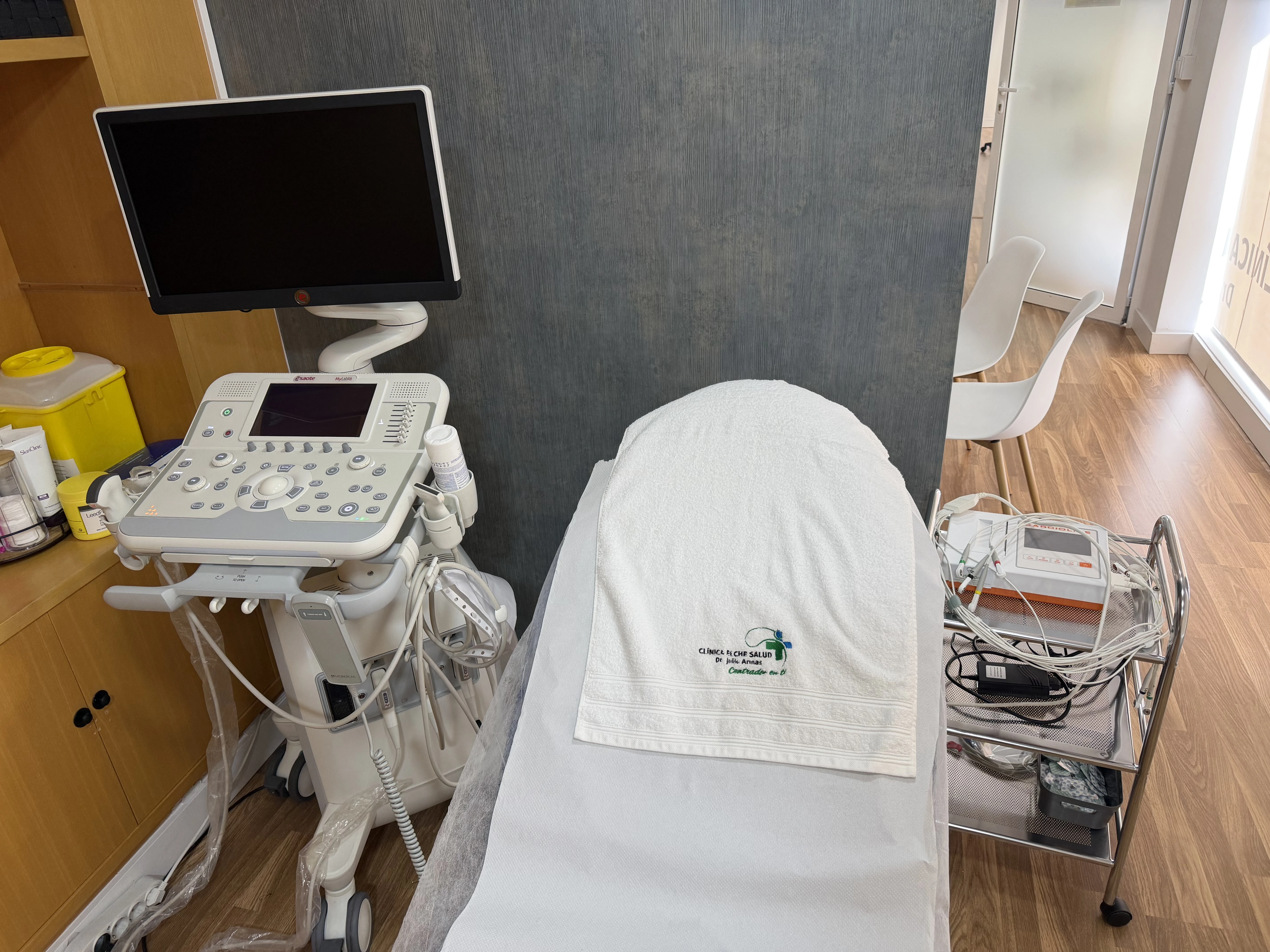 Ecocardiógrafo Doppler color en consulta cardiológica — Clínica Elche Salud
